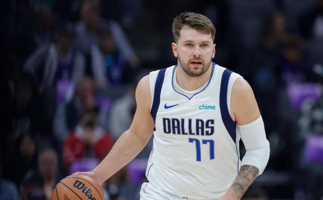 开云体育手机客户端下载-东契奇重返赛场，险胜首场状态出色，篮网观众沸腾！热度持续攀升(东契奇空砍45分)