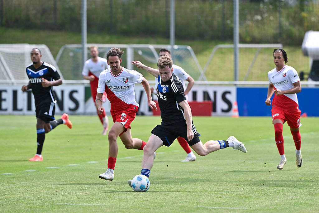 国际比赛日荷甲焦点战，瓦伦西亚篮板制胜，气氛紧张，轮换策略成焦点的简单介绍